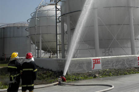 發生二甲醚儲罐發生泄漏,消防員緊急處理