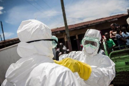 戴埃博拉防護眼罩的西非醫護人員