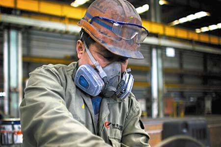 戴防毒面罩維修保養噴霧機設備