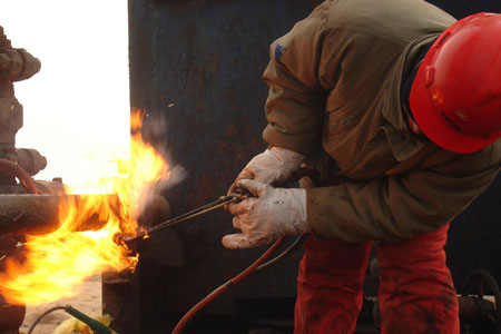 鍛造廠工人佩戴個人防護用品作業