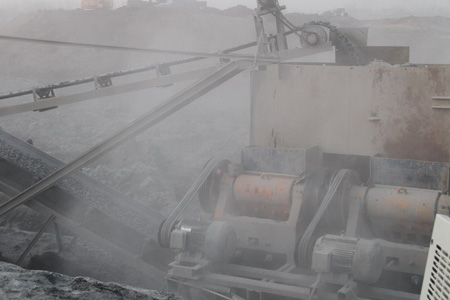 礦山作業工人戴防塵口罩在粉塵中作業