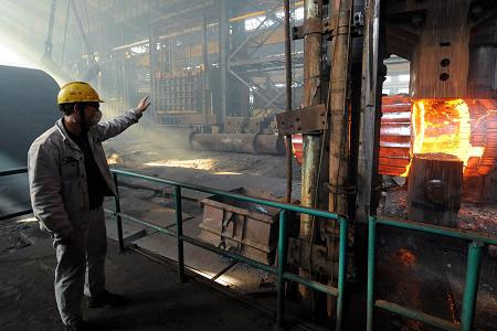 冶金鍛造工人戴防毒口罩作業