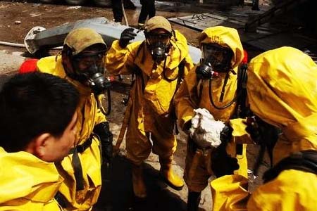 消防員穿全封閉防化服救援處理