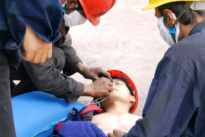 化工企業員工中毒做緊急處理