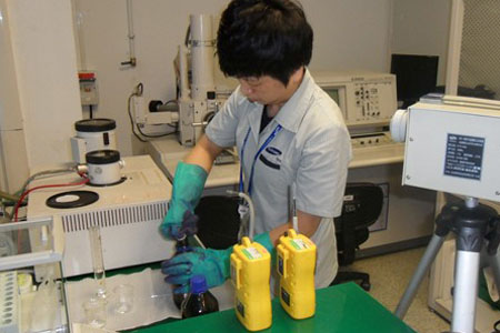 在實驗室佩戴個人防護用品預防丙酮中毒