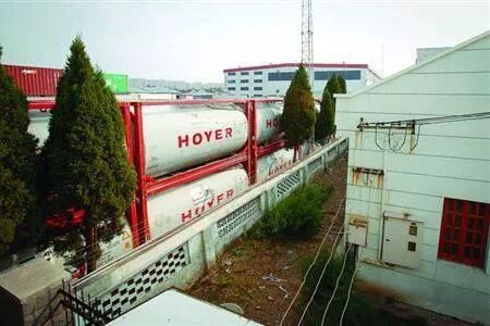 上海?；穫}儲離居民區一墻之隔