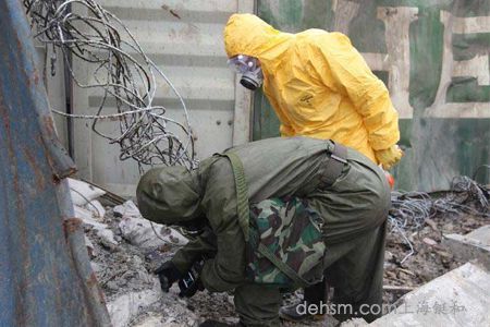 天津爆炸事故現(xiàn)場防化部隊穿杜邦防護服在搜救人員