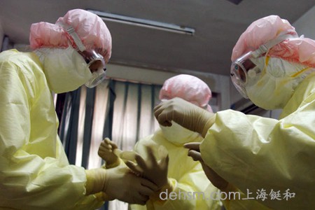 供應室醫護人員相互配合戴防護用品