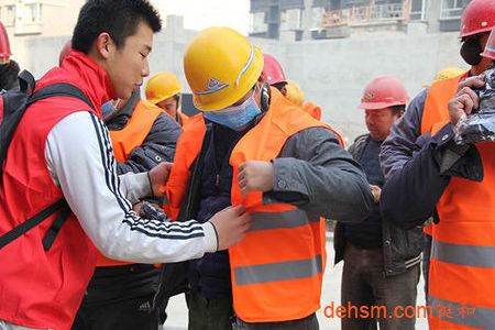 教環衛工人正確穿戴反光背心