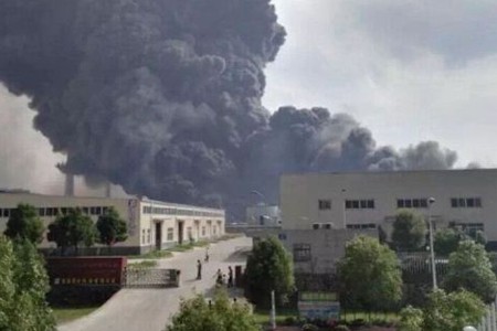 宜昌中興化工物料泄漏引發火災現場圖