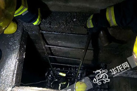 消防員穿戴防護裝備進行搜救