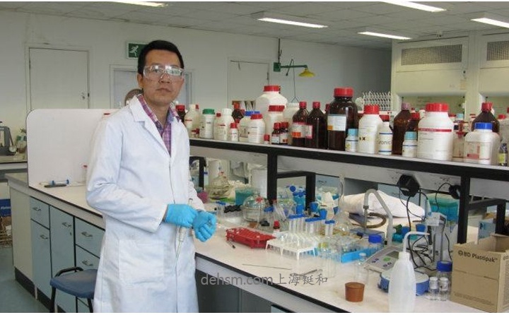 實驗室戴護目鏡預防化學品飛濺灼傷